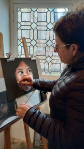 Catherine réalise un portrait